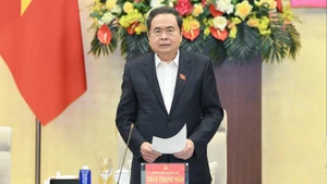 国会主席陈青敏在会上发表讲话。