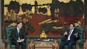 范明正总理会见老挝教育体育部长通沙立·芒诺梅。