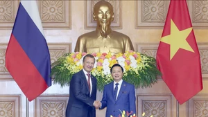 越南政府副总理陈红河会见俄罗斯联邦委员会第一副主席安德烈·亚茨金。（图片来源：VGP）