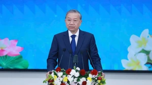 越共中央总书记苏林在老挝国家政治行政学院发表施政演讲。