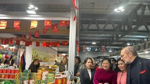 参观者在2025年米兰国际手工艺博览会上了解越南产品。（图片来源：越通社）