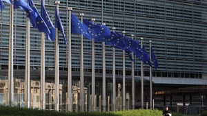 欧盟旗帜在比利时布鲁塞尔的欧盟委员会总部飘扬。（图片来源：新华社）