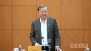 苏林总书记在会上发表讲话。