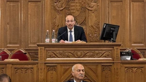 裴黎太大使（上）发表讲话。（图片来源：越通社）