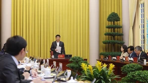 梁强主席在会上发表讲话。（图片来源：越通社）