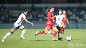 越南女足展现顽强拼搏的战斗精神【组图】