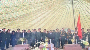 援老越南志愿军和专家烈士追悼会和安葬仪式在奠边省举行。