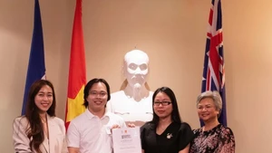 越南驻珀斯总领事馆向为2025年“家乡之春”活动组织工作做出积极贡献的大学生和志愿者颁发总领事奖状。（图片来源：越通社）