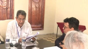 前古巴驻越大使、古巴—越南友好协会副主席弗雷德斯曼·图罗·冈萨雷斯在关于越老关系的研讨会上发表讲话。（图片来源：越通社）