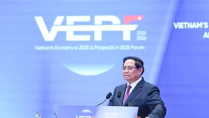 范明正总理在论坛上发表讲话。