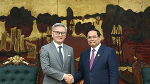 越南政府总理范明正与老挝外交部长通沙万·丰威汉。