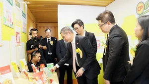 新加坡驻胡志明市总领事彭迪成参观C.P.（越南）股份公司展位展出的产品。（图片来源：《同奈报》）