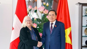 越南国会主席陈青敏会见瑞士－越南友好协会主席安尤丝卡·玛丽亚·韦尔。（图片来源：越通社）