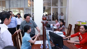 越南政府总理范明正前往芹苴市宁桥坊公共行政服务中心视察工作。（图片来源：越通社）