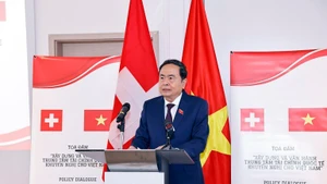 越南国会主席陈青敏出席越南国际金融中心建设、运营座谈会。（图片来源：越通社）