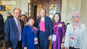 越南国会副主席阮氏青会见法国国民议会议长娅埃尔·布朗·皮韦。