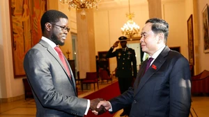 国会主席陈青敏和塞内加尔总统巴西鲁·迪奥马耶·法耶。（图片来源：越通社）