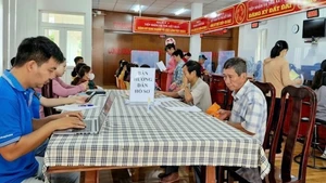 民众来到龙富乡行政服务中心办理行政手续。（图片来源：VOV）