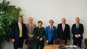 越南驻智利大使阮越强同智利参议院外交委员会主席伊万·莫雷拉·巴罗斯举行工作会议。（图片来源：越通社）
