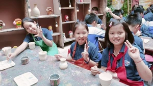 学生们在钵场陶艺村体验制作陶器。