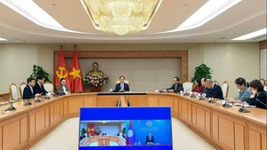 越共中央委员、政府副总理兼外交部长裴青山在越南政府总部分别与老挝人民革命党中央委员、外交部长通沙万·丰威汉以及老挝人民革命党中央对外联络部代理部长本勒瓦·潘达努翁通电话。（图片来源：baoquocte.vn）