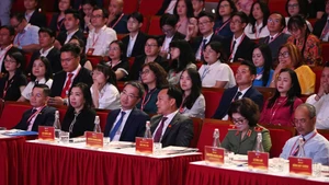 与会代表。