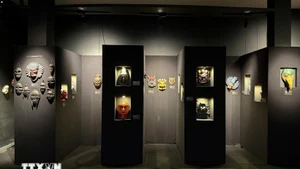展览上展示的面具。（图片来源：越通社）