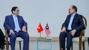 政府总理范明正会见马来西亚总理安瓦尔·易卜拉欣。（图片来源：VGP）