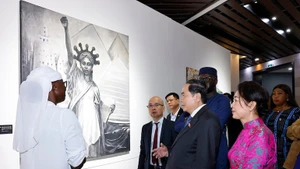 国会主席陈青敏与夫人参观非洲文明博物馆。（图片来源：越通社）