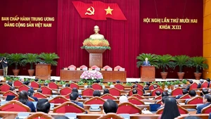 越共中央总书记苏林致闭幕词。
