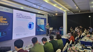 越南公安部对外局副局长黎黄阳大校发表讲话。