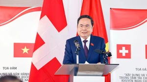 越南国会主席陈青敏发表讲话。（图片来源：越通社）