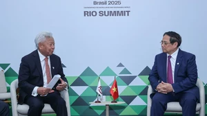 越南政府总理范明正会见亚洲基础设施投资银行行长金立群。（图片来源：VGP）
