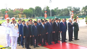 越南党和国家领导人敬香缅怀英烈并瞻仰胡志明主席遗容。