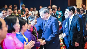 越共中央总书记苏林和革命有功者。