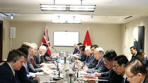 苏林总书记出席在英国举行的人工智能与半导体芯片座谈会。(图片来源:越通社)