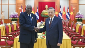 越共中央总书记苏林会见古巴全国人民政权代表大会主席埃斯特万·拉索·埃尔南德斯。
