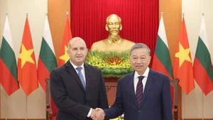 越共中央总书记苏林于2024年11月25日下午在越共中央总部会见对越南进行正式访问的保加利亚共和国总统鲁门·拉德夫。（图片来源：越通社）