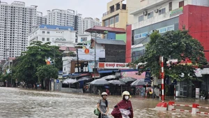 受台风环流影响，河内市多地发生洪涝灾害。（图片来源：越通社）