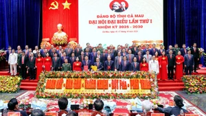 越共金瓯省委员会合影。