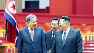 朝鲜劳动党总书记、朝鲜民主主义人民共和国国务委员长金正恩欢迎苏林总书记访问朝鲜。