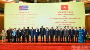 越南国会主席陈青敏与古巴全国人民政权代表大会主席埃斯特万·拉索·埃尔南德斯同与会代表合影。