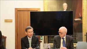 黎明智院长与英国最高法院院长罗伯特·里德举行会谈。（图片来源：越通社）