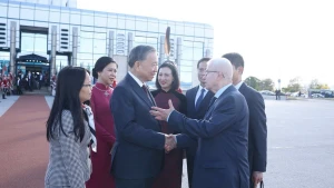 越共中央总书记苏林与夫人圆满结束对保加利亚共和国进行的正式访问。(图片来源:越通社)