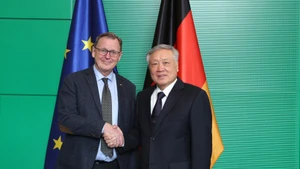越南政府常务副总理阮和平与德国联邦议院副议长博多·拉梅洛。（图片来源：越通社）