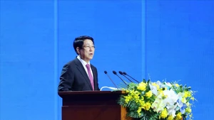 越南国家主席梁强主持仪式。（图片来源：越通社）