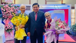 阮志勇副总理向陈青云教授和黎金玉教授送鲜花，表示祝贺。