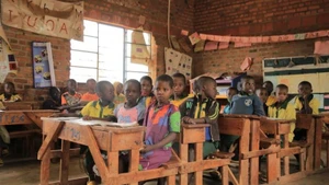 学生们正在卢旺达坦达中小学教室里学习。(图片来源:新华社)