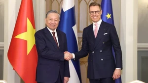 苏林总书记与斯图布总统亲切握手。（图片来源：越通社）