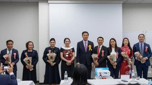 越南驻日本大使范光效与协会新一届委员会成员合影留念。（图片来源：越通社）